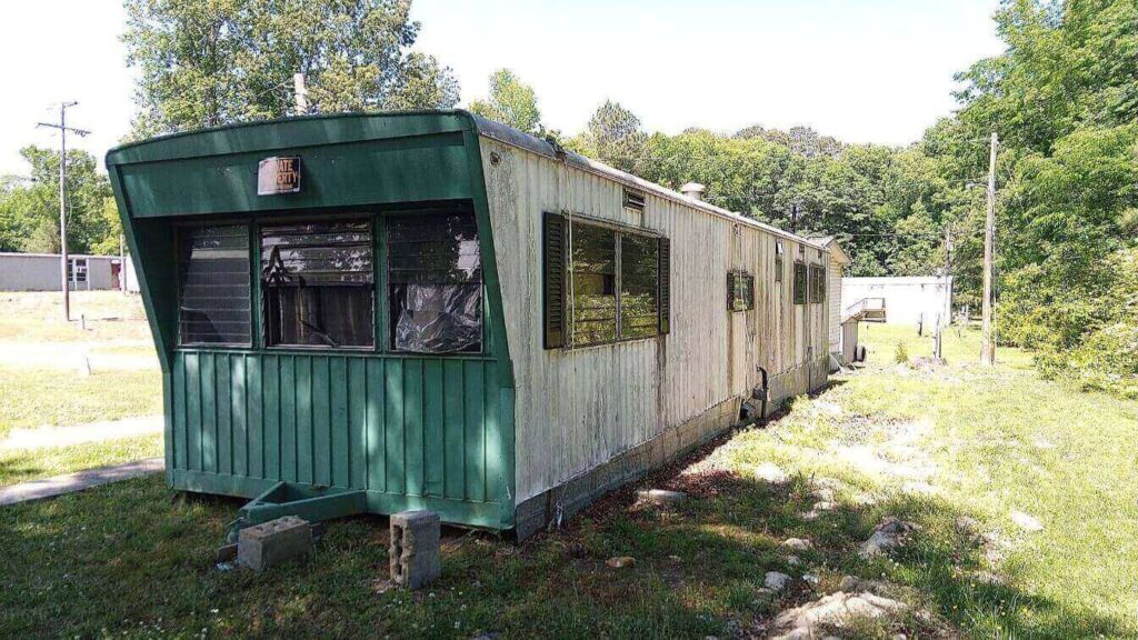 mobile-home-before-demo